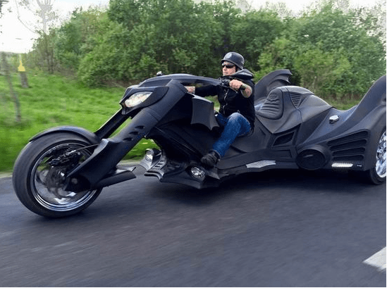 国外玩家打造蝙蝠侠霸气三轮摩托车！
